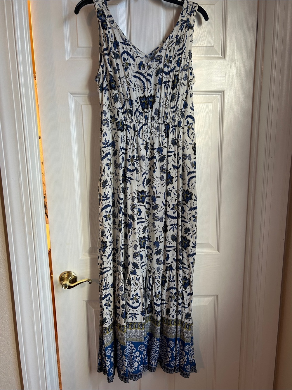 beachlunchlounge White and Navy Floral Maxi Dress-M